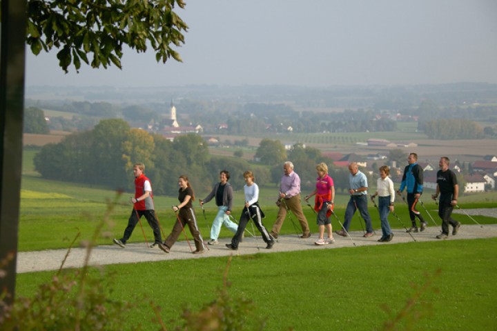 Nordic Walking mit Nordic Walking mit unseren Sporttrainerinnen