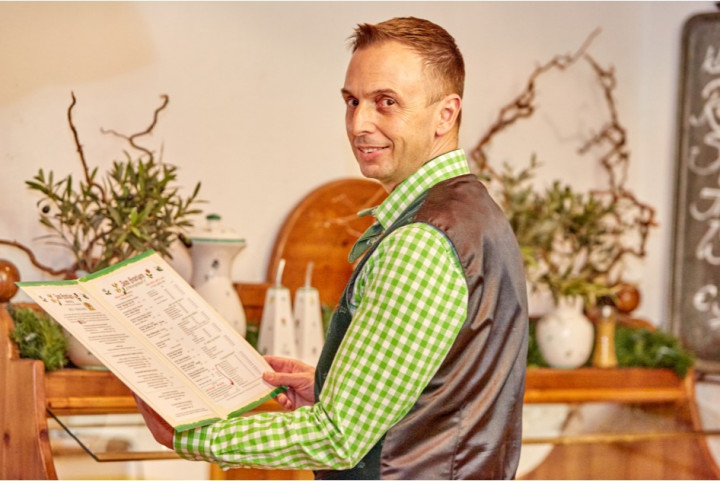 ZUM HEURIGEN - Livemusik ZUM HEURIGEN - Livemusik
